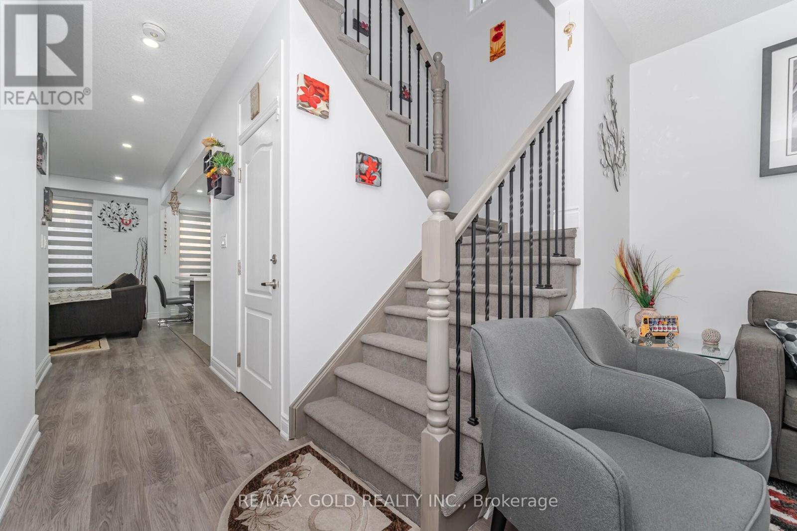 152 Vanhorne Close, Brampton, Ontario  L7A 0Y2 - Photo 8 - W12437072