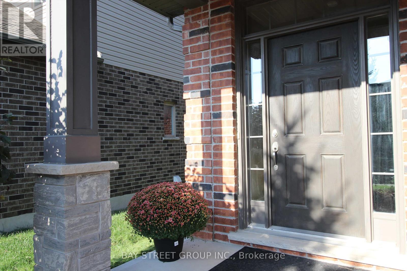 1451 Howlett Circle, London North, Ontario  N5X 0K5 - Photo 4 - X12437030