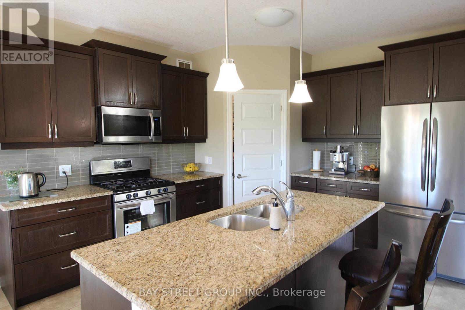 1451 Howlett Circle, London North, Ontario  N5X 0K5 - Photo 7 - X12437030