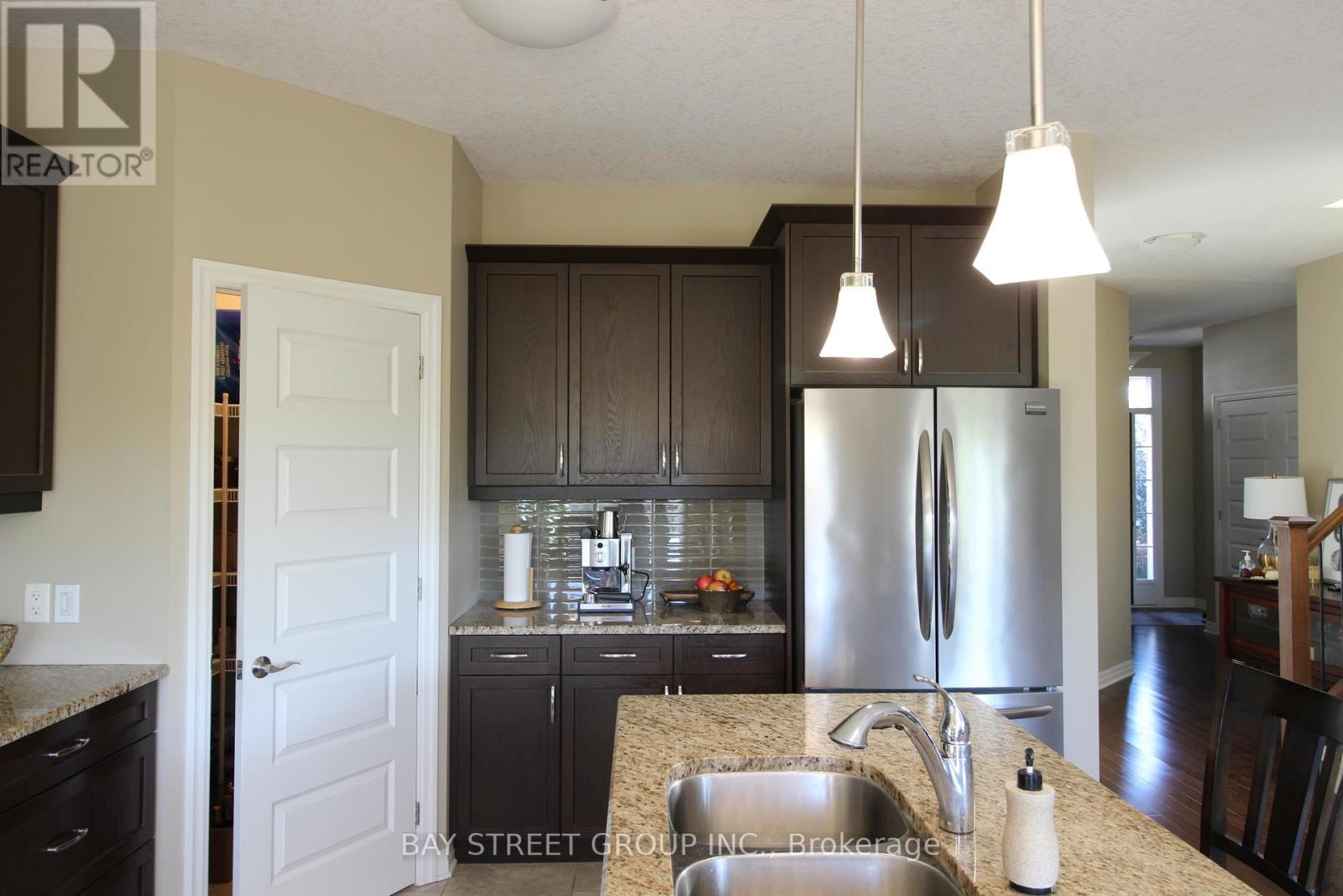 1451 Howlett Circle, London North, Ontario  N5X 0K5 - Photo 8 - X12437030