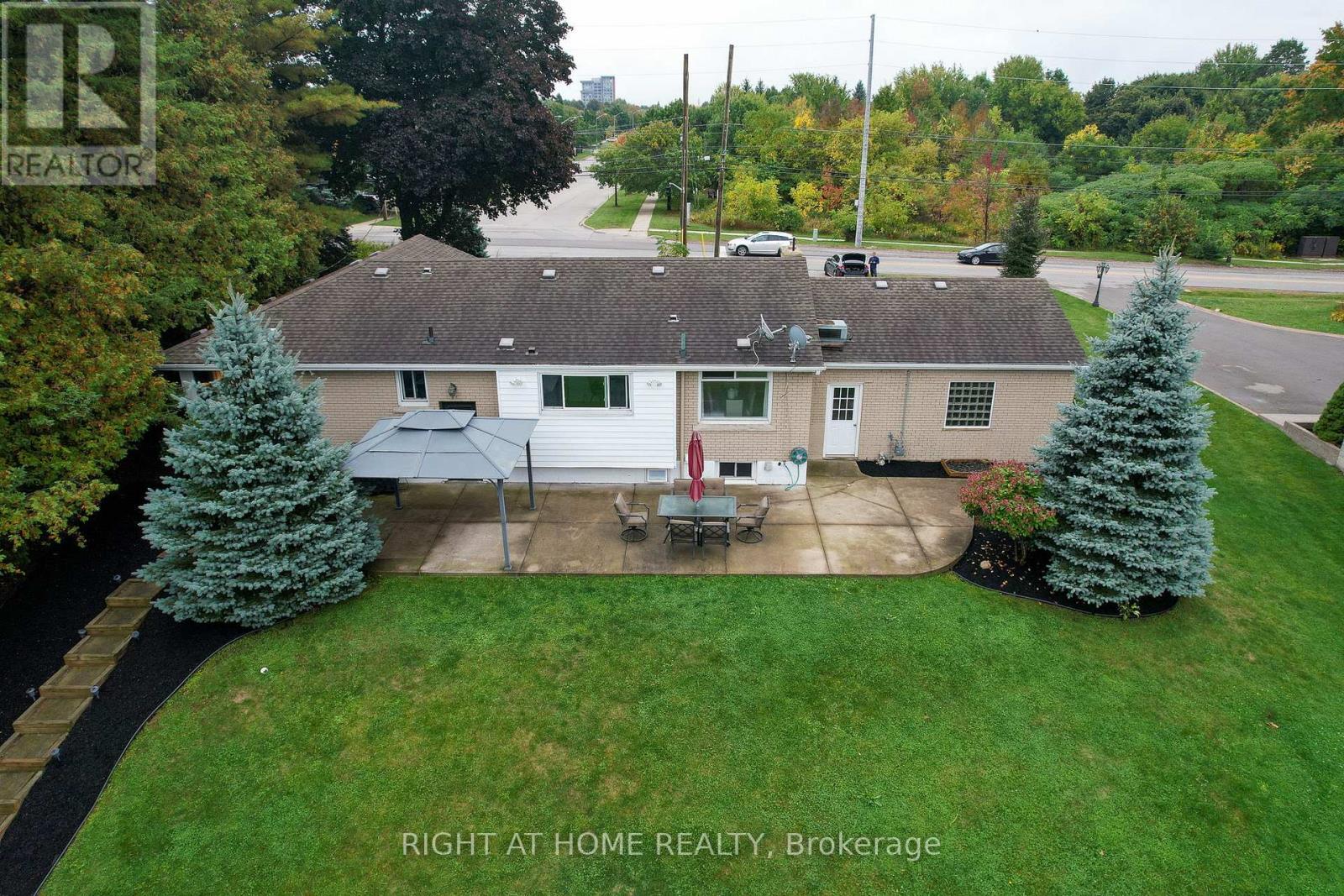 435 Parkside Drive, Hamilton, Ontario  L8B 0Y6 - Photo 5 - X12437090
