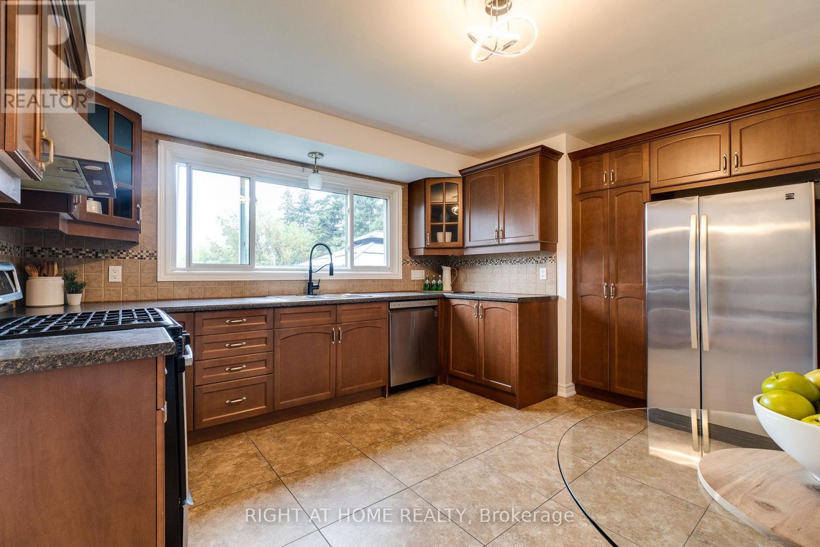 435 Parkside Drive, Hamilton, Ontario  L8B 0Y6 - Photo 9 - X12437090