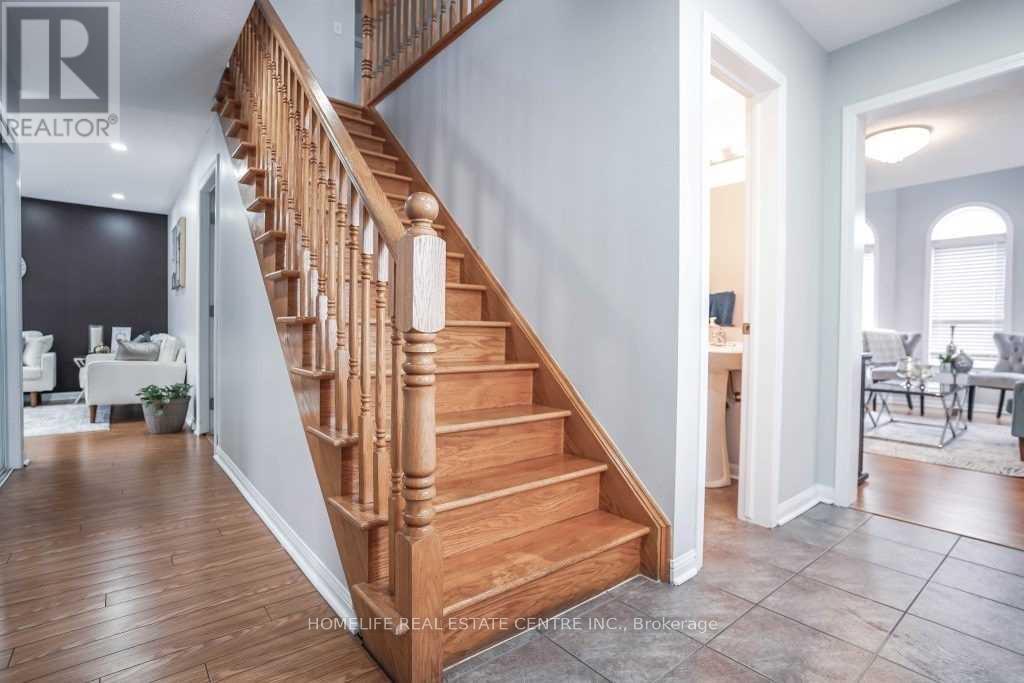 2 Chudleigh Avenue, Brampton, Ontario  L6X 0N1 - Photo 4 - W12402240