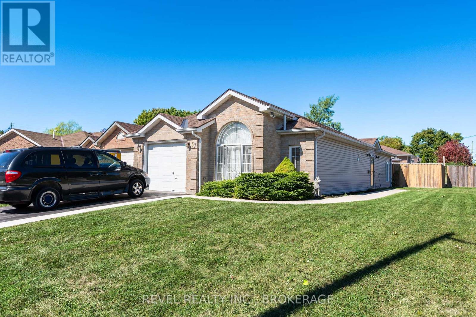37 Wilfred Crescent, Kingston, Ontario  K7K 7G7 - Photo 1 - X12437327