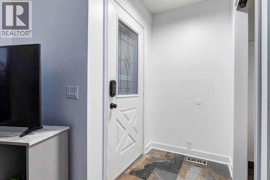11011 Oakfield Drive Sw, Calgary, Alberta  T2W 3H3 - Photo 2 - A2257351