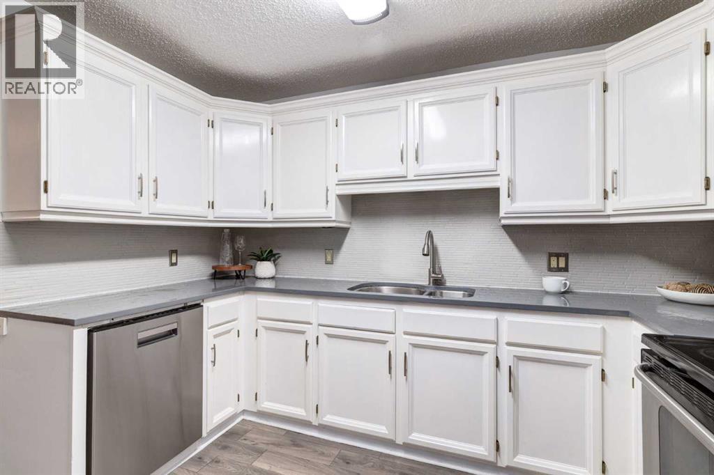 11011 Oakfield Drive Sw, Calgary, Alberta  T2W 3H3 - Photo 5 - A2257351