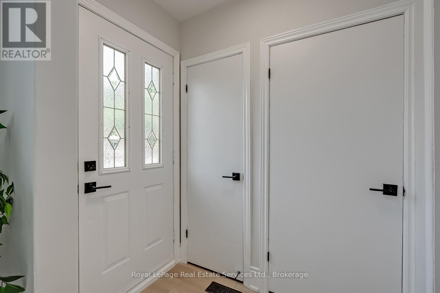 397 Bartos Drive, Oakville, Ontario  L6K 3E5 - Photo 3 - W12437334