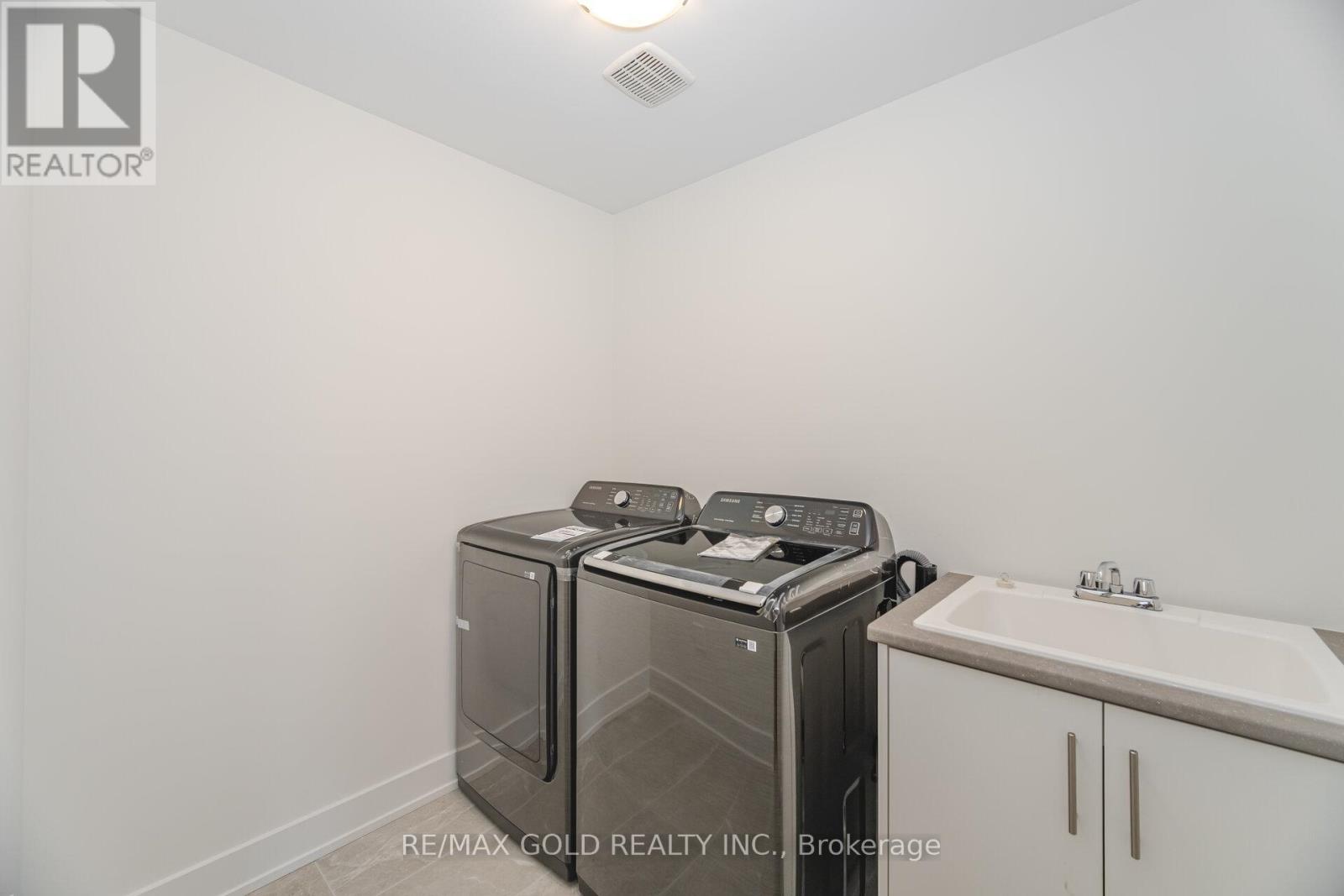 303 Bergamot Avenue, Milton, Ontario  L9E 1G5 - Photo 24 - W12427245