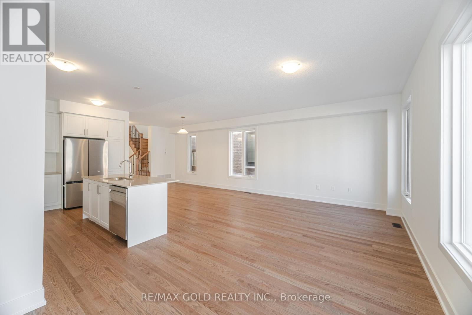 303 Bergamot Avenue, Milton, Ontario  L9E 1G5 - Photo 11 - W12427245