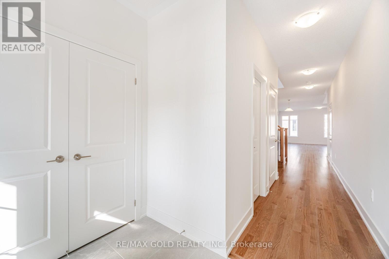 303 Bergamot Avenue, Milton, Ontario  L9E 1G5 - Photo 4 - W12427245