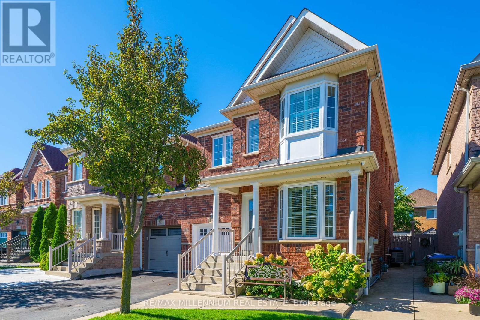 3393 Covent Crescent, Mississauga, Ontario  L5M 7P1 - Photo 3 - W12430530