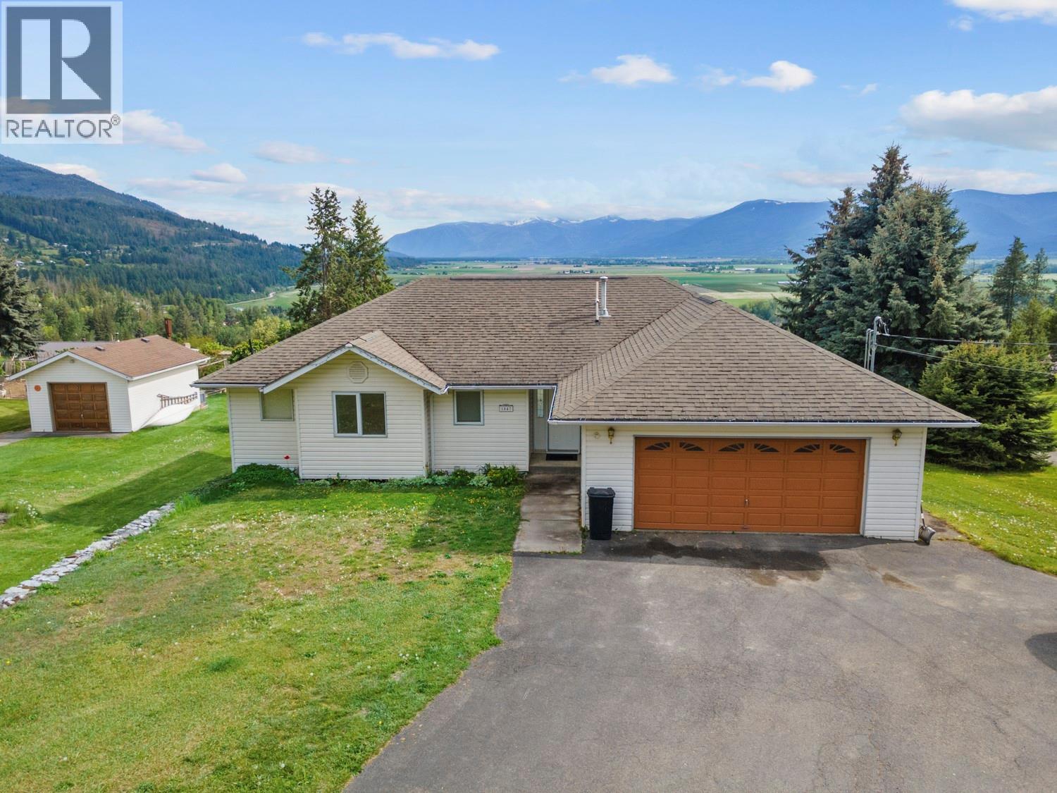 Wynndel/Lakeview House for sale:  5 bedroom 2,932 sq.ft. (Listed 2025-05-20)