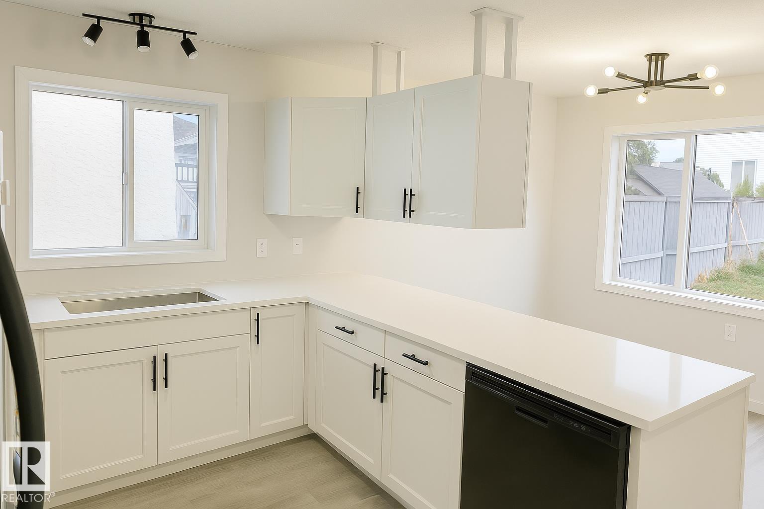 840 113a St Nw Nw, Edmonton, Alberta  T6J 6W4 - Photo 7 - E4460223
