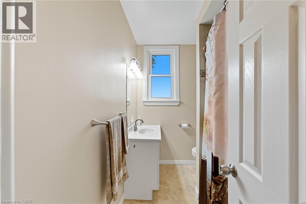 446 East 42nd Street, Hamilton, Ontario  L8T 3B3 - Photo 9 - 40770601