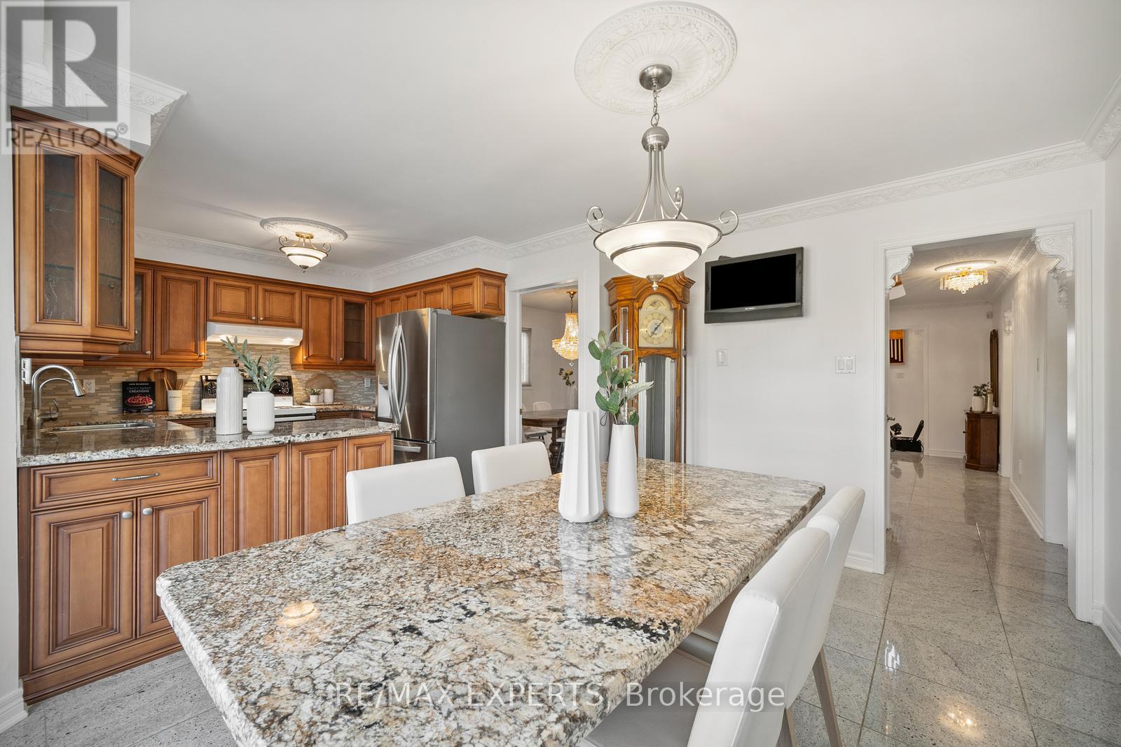118 Chancellor Drive, Vaughan, Ontario  L4L 7N5 - Photo 13 - N12437227