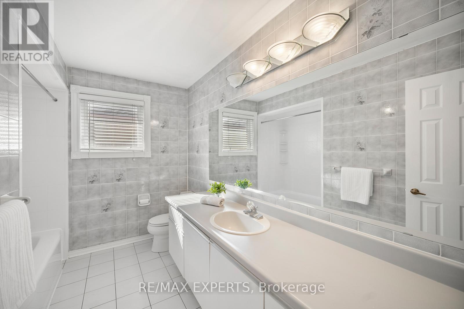 118 Chancellor Drive, Vaughan, Ontario  L4L 7N5 - Photo 26 - N12437227