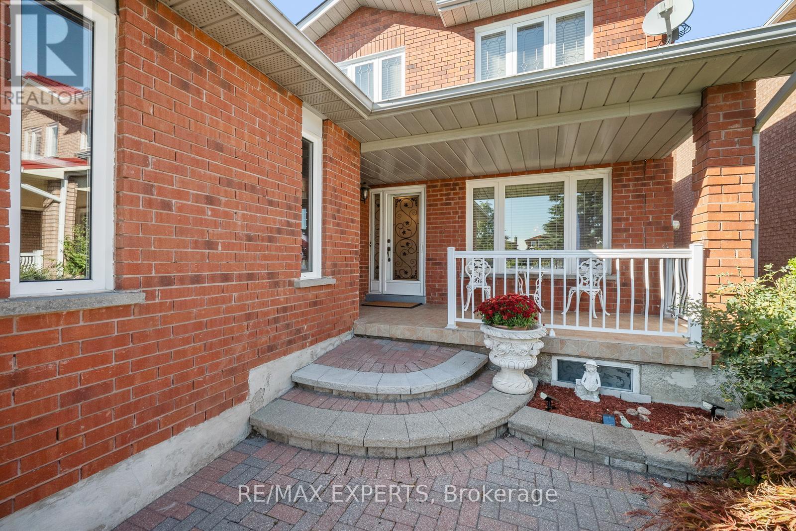 118 Chancellor Drive, Vaughan, Ontario  L4L 7N5 - Photo 3 - N12437227