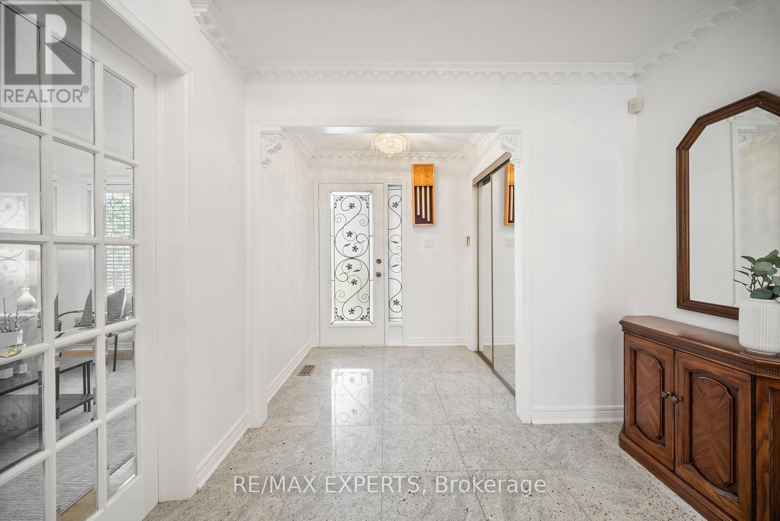 118 Chancellor Drive, Vaughan, Ontario  L4L 7N5 - Photo 5 - N12437227