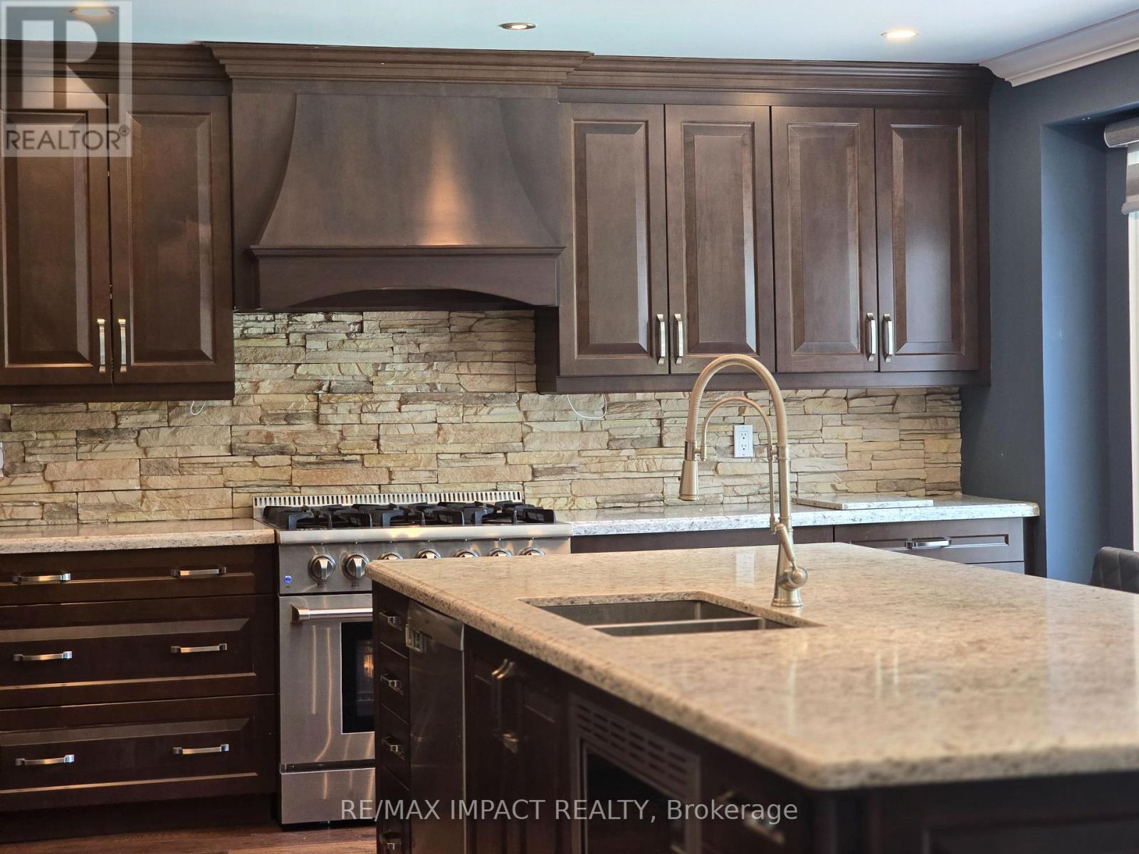 28 Fairmeadow Place E, Whitby, Ontario  L1N 8W5 - Photo 1 - E12437381