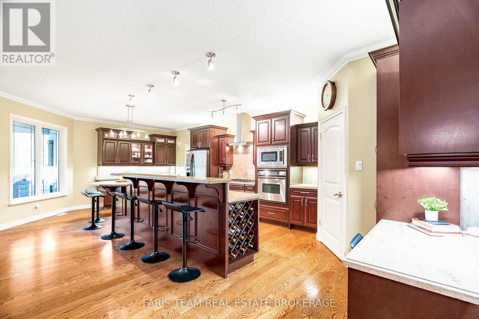138 Knox Road E, Wasaga Beach, Ontario  L9Z 2T5 - Photo 11 - S12437128