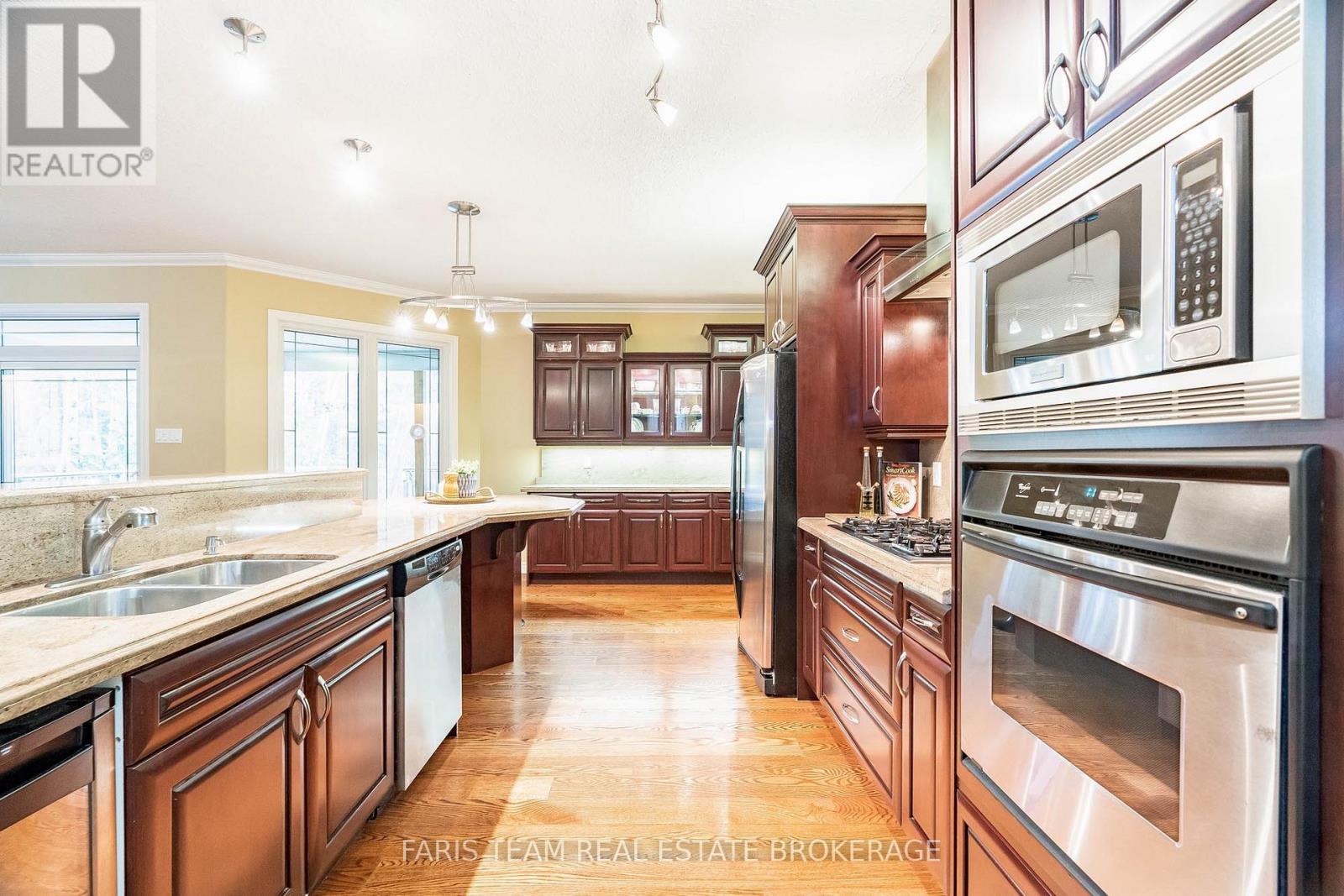 138 Knox Road E, Wasaga Beach, Ontario  L9Z 2T5 - Photo 14 - S12437128