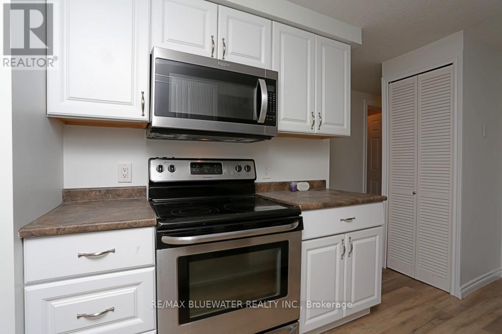 23 Pebble Beach Parkway, South Huron, Ontario  N0M 1T0 - Photo 10 - X12437396