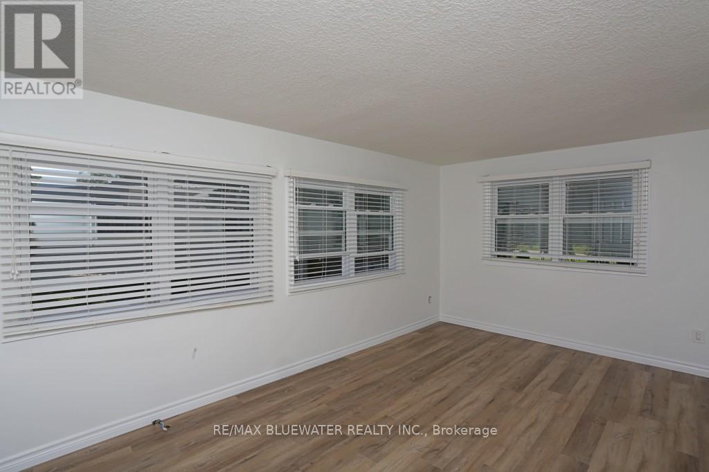 23 Pebble Beach Parkway, South Huron, Ontario  N0M 1T0 - Photo 12 - X12437396