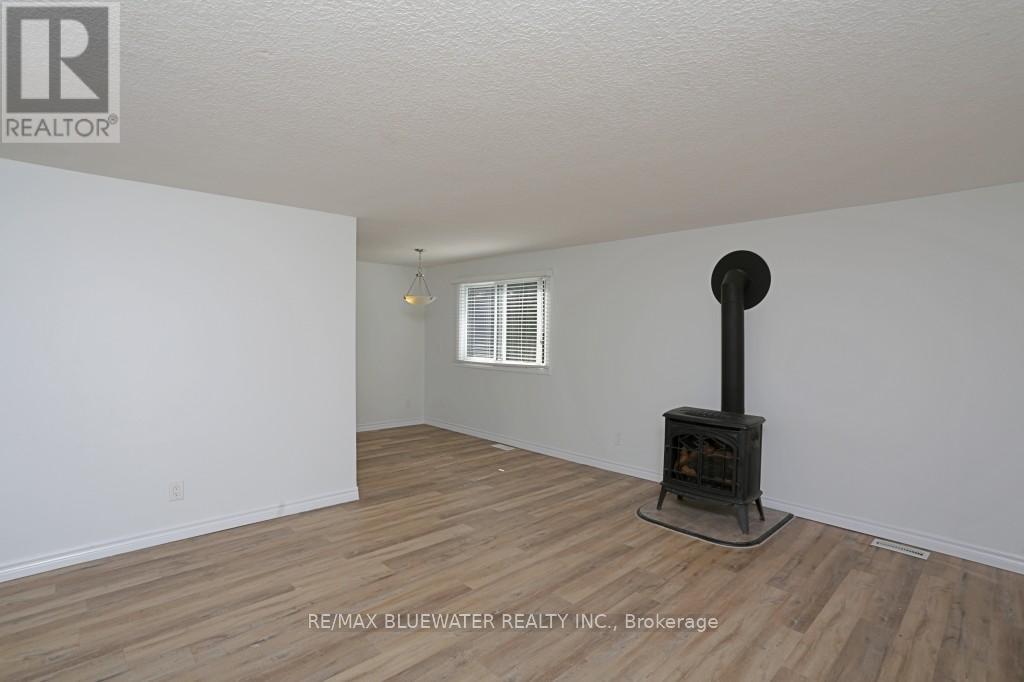 23 Pebble Beach Parkway, South Huron, Ontario  N0M 1T0 - Photo 4 - X12437396