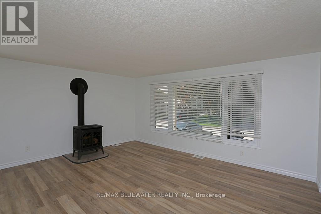 23 Pebble Beach Parkway, South Huron, Ontario  N0M 1T0 - Photo 5 - X12437396