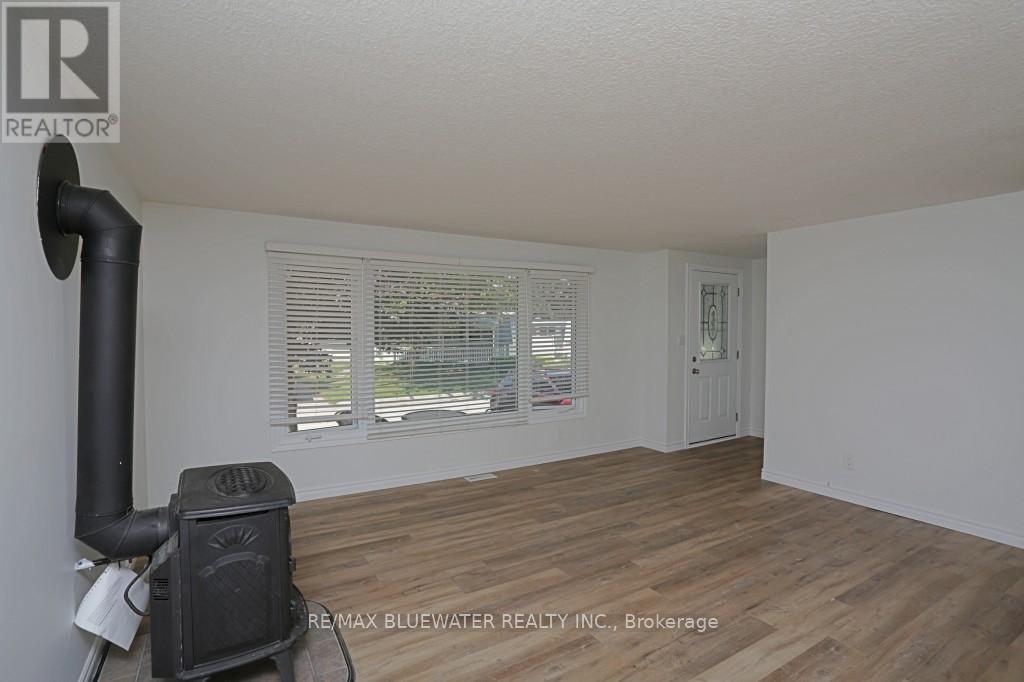23 Pebble Beach Parkway, South Huron, Ontario  N0M 1T0 - Photo 6 - X12437396