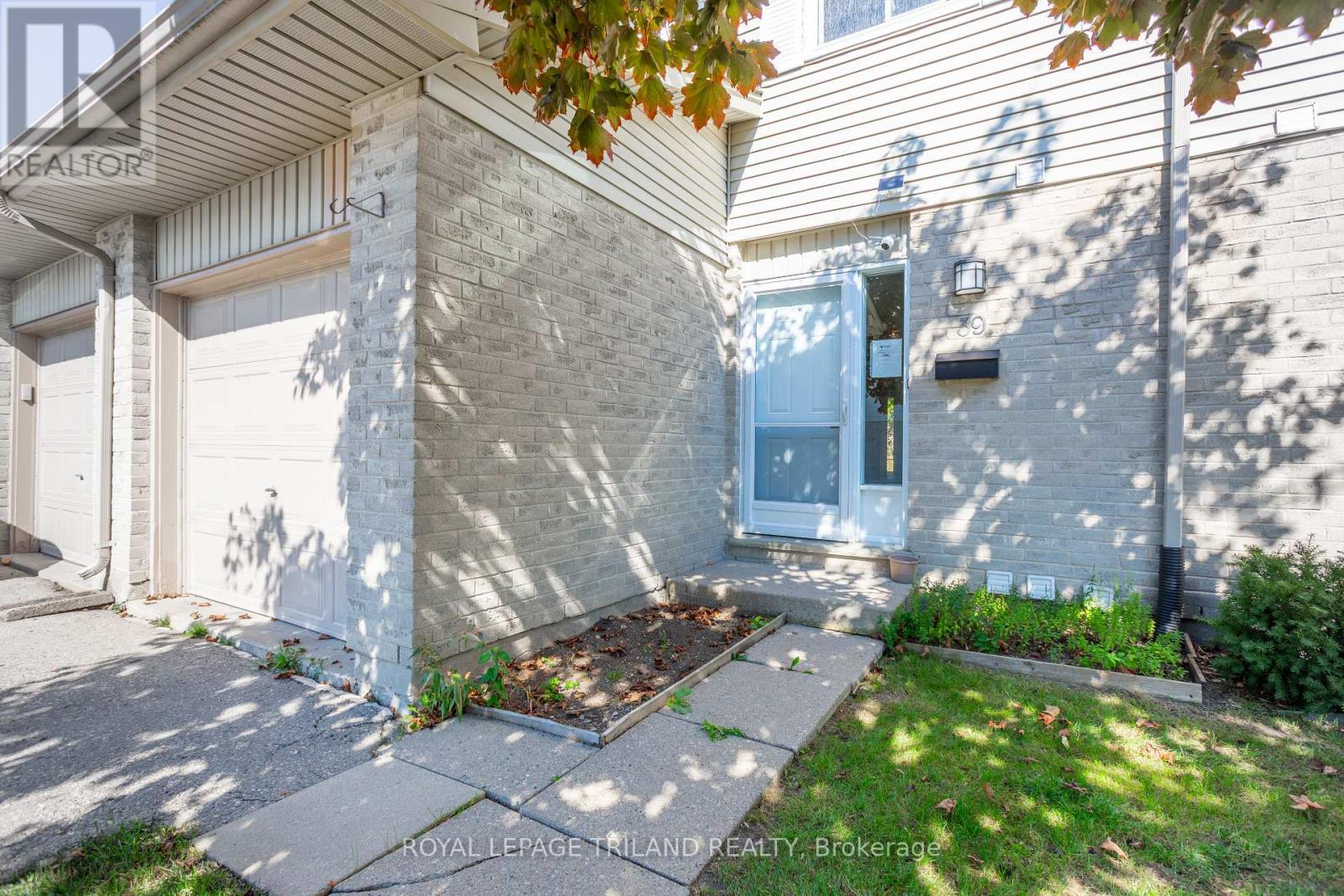 39 - 30 Clarendon Crescent, London South, Ontario  N6C 5Y1 - Photo 2 - X12437539