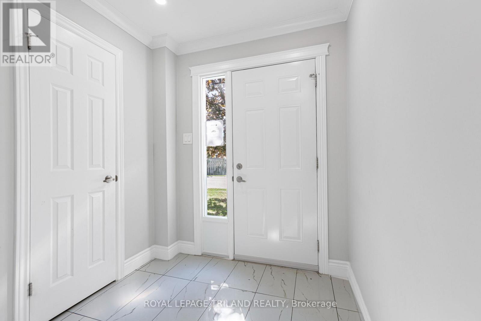 39 - 30 Clarendon Crescent, London South, Ontario  N6C 5Y1 - Photo 3 - X12437539