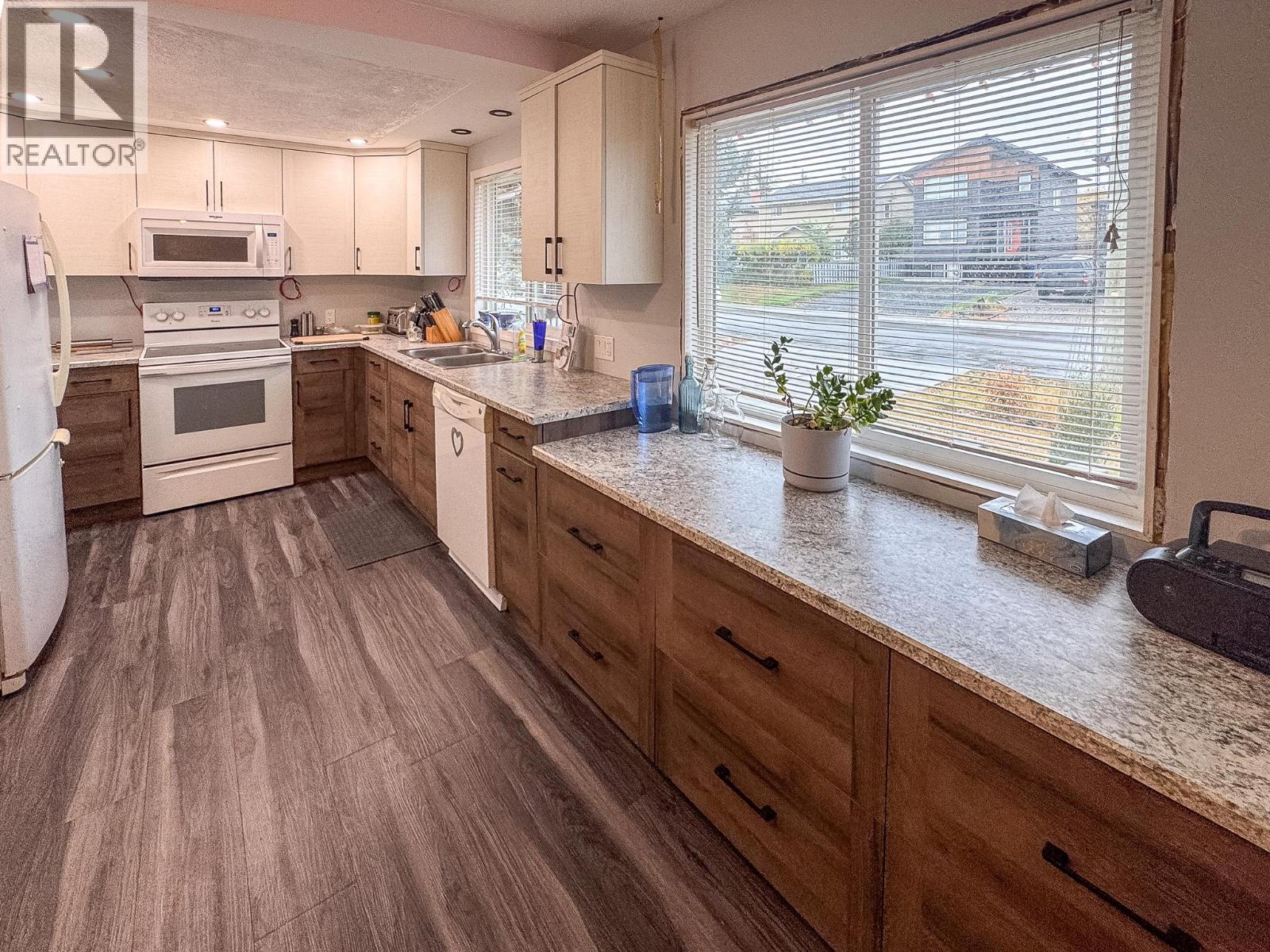 215 16th Avenue S, Cranbrook, British Columbia  V1C 2Z5 - Photo 5 - 10364500