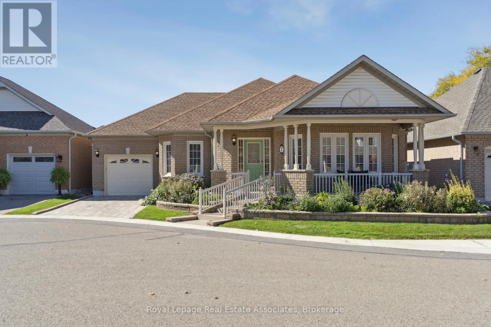 7 Powder Mill Court, Brampton (Sandringham-Wellington), Ontario  L6R 1W5 - Photo 1 - W12437108