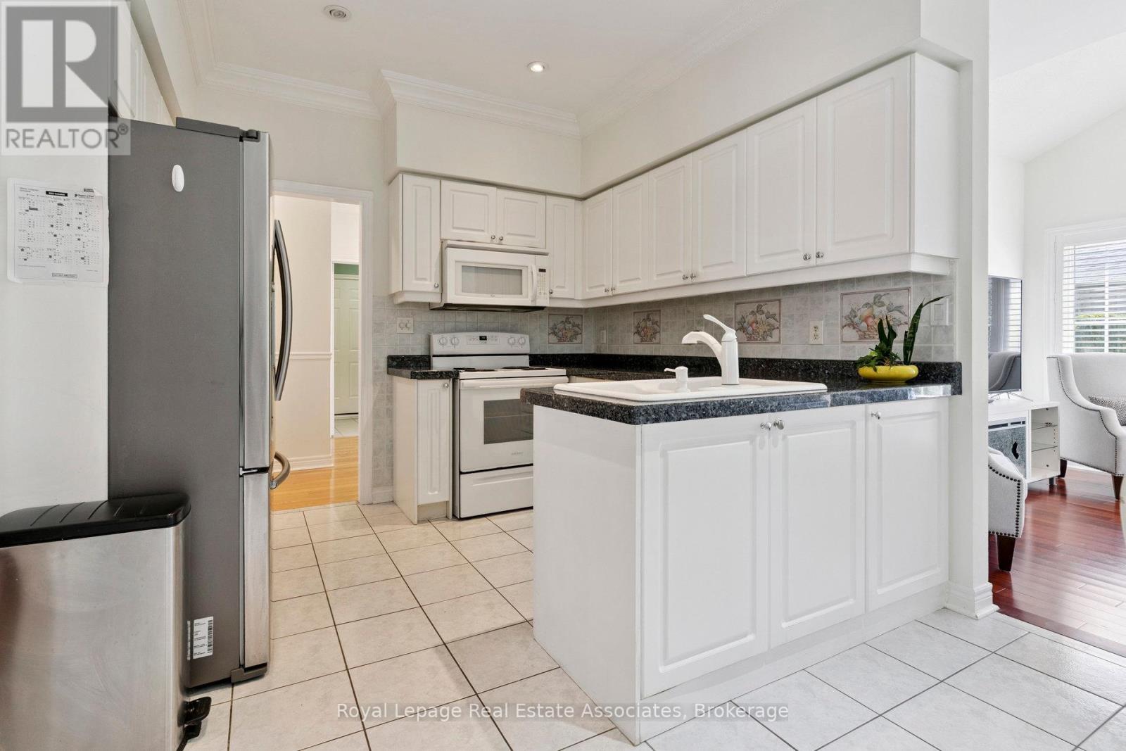 7 Powder Mill Court, Brampton (Sandringham-Wellington), Ontario  L6R 1W5 - Photo 13 - W12437108