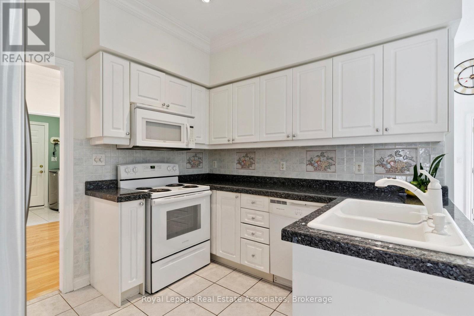 7 Powder Mill Court, Brampton (Sandringham-Wellington), Ontario  L6R 1W5 - Photo 14 - W12437108