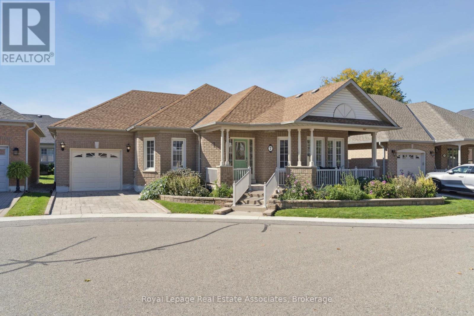 7 Powder Mill Court, Brampton (Sandringham-Wellington), Ontario  L6R 1W5 - Photo 2 - W12437108