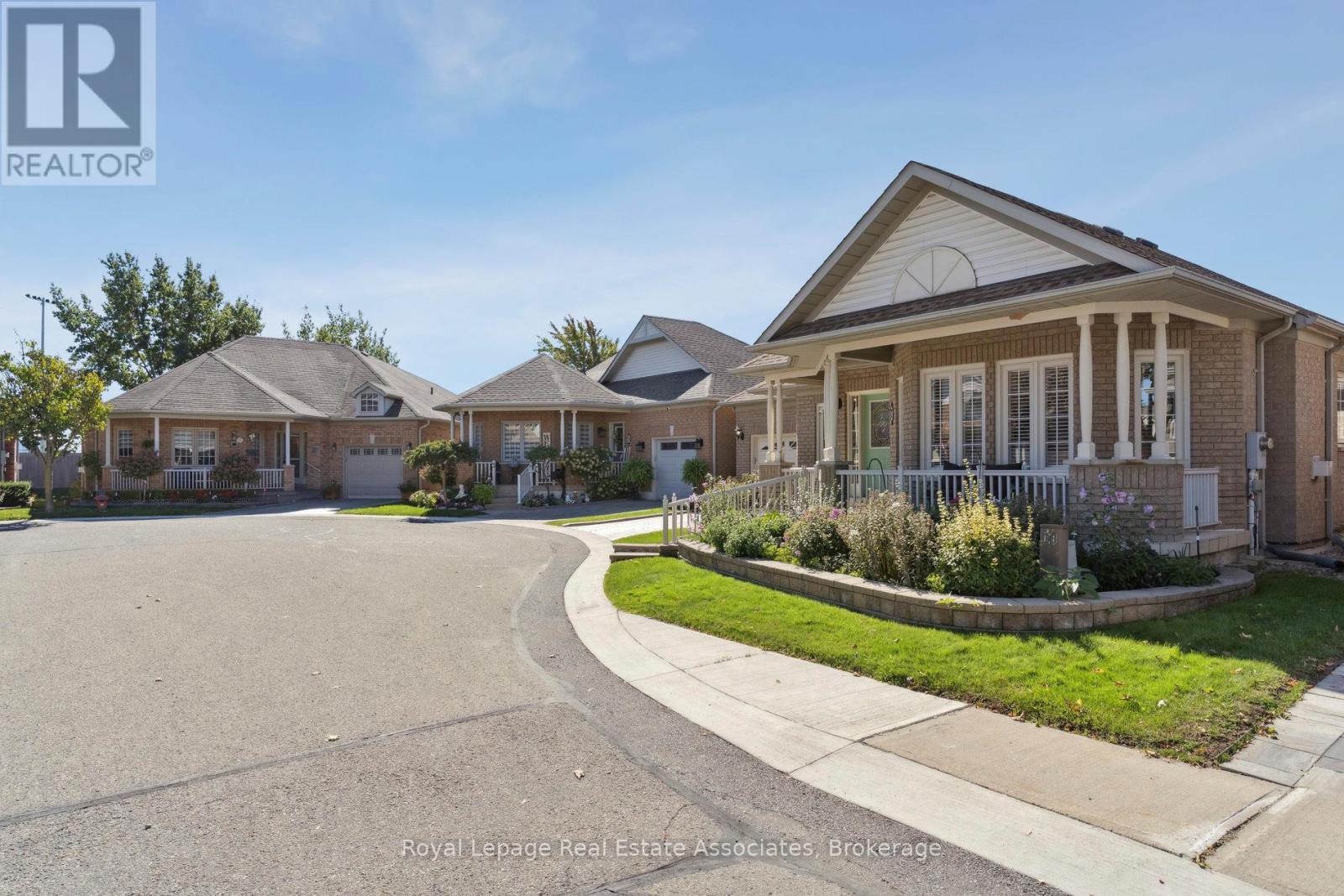 7 Powder Mill Court, Brampton (Sandringham-Wellington), Ontario  L6R 1W5 - Photo 3 - W12437108