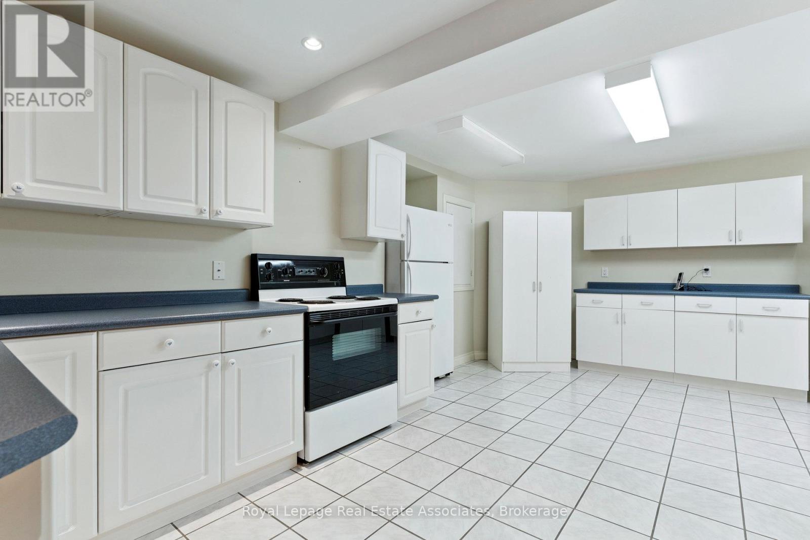 7 Powder Mill Court, Brampton (Sandringham-Wellington), Ontario  L6R 1W5 - Photo 33 - W12437108