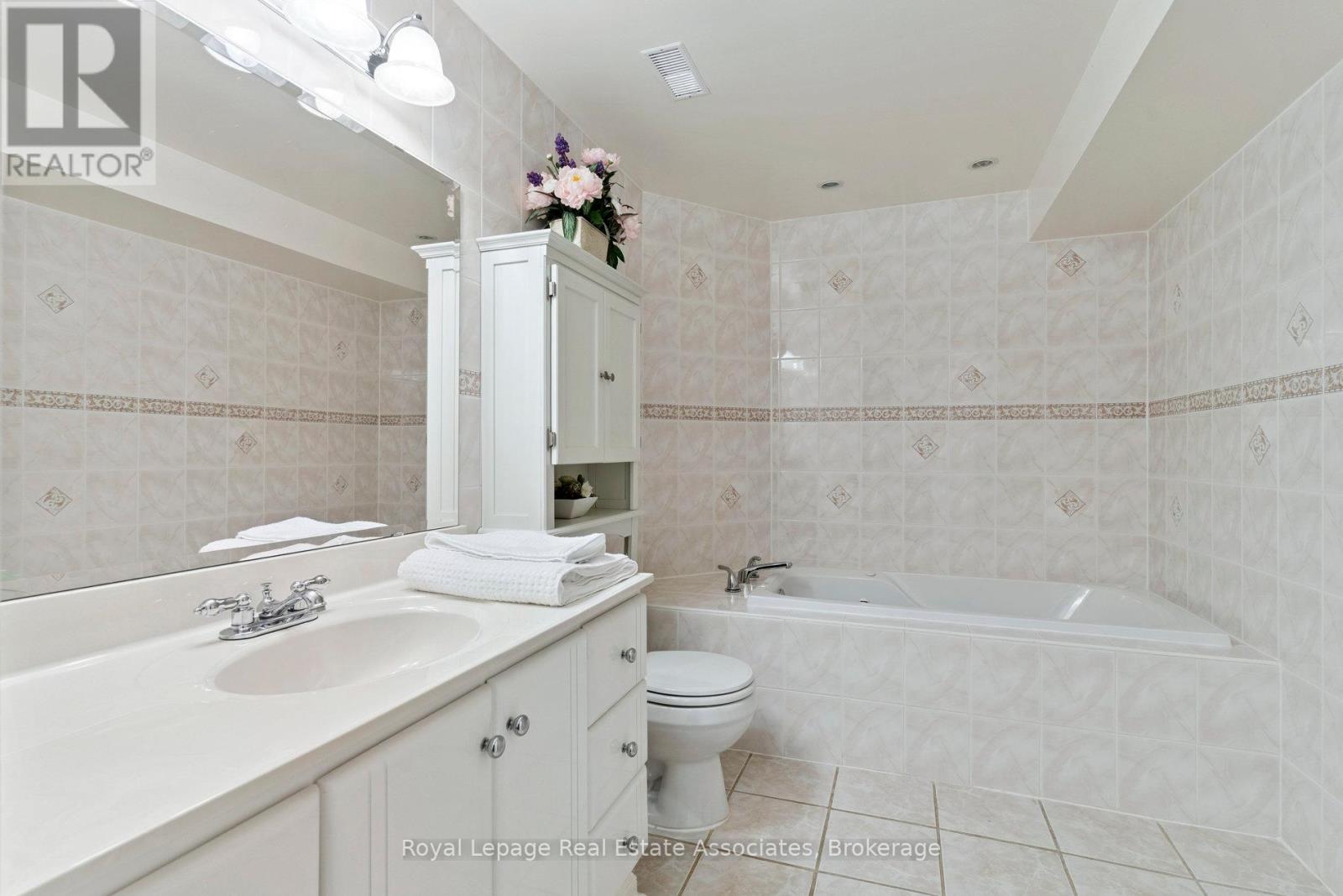 7 Powder Mill Court, Brampton (Sandringham-Wellington), Ontario  L6R 1W5 - Photo 37 - W12437108