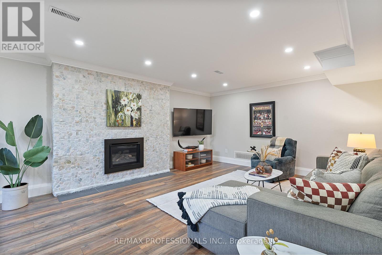 19 Palace Arch Drive, Toronto, Ontario  M9A 2R9 - Photo 30 - W12437132