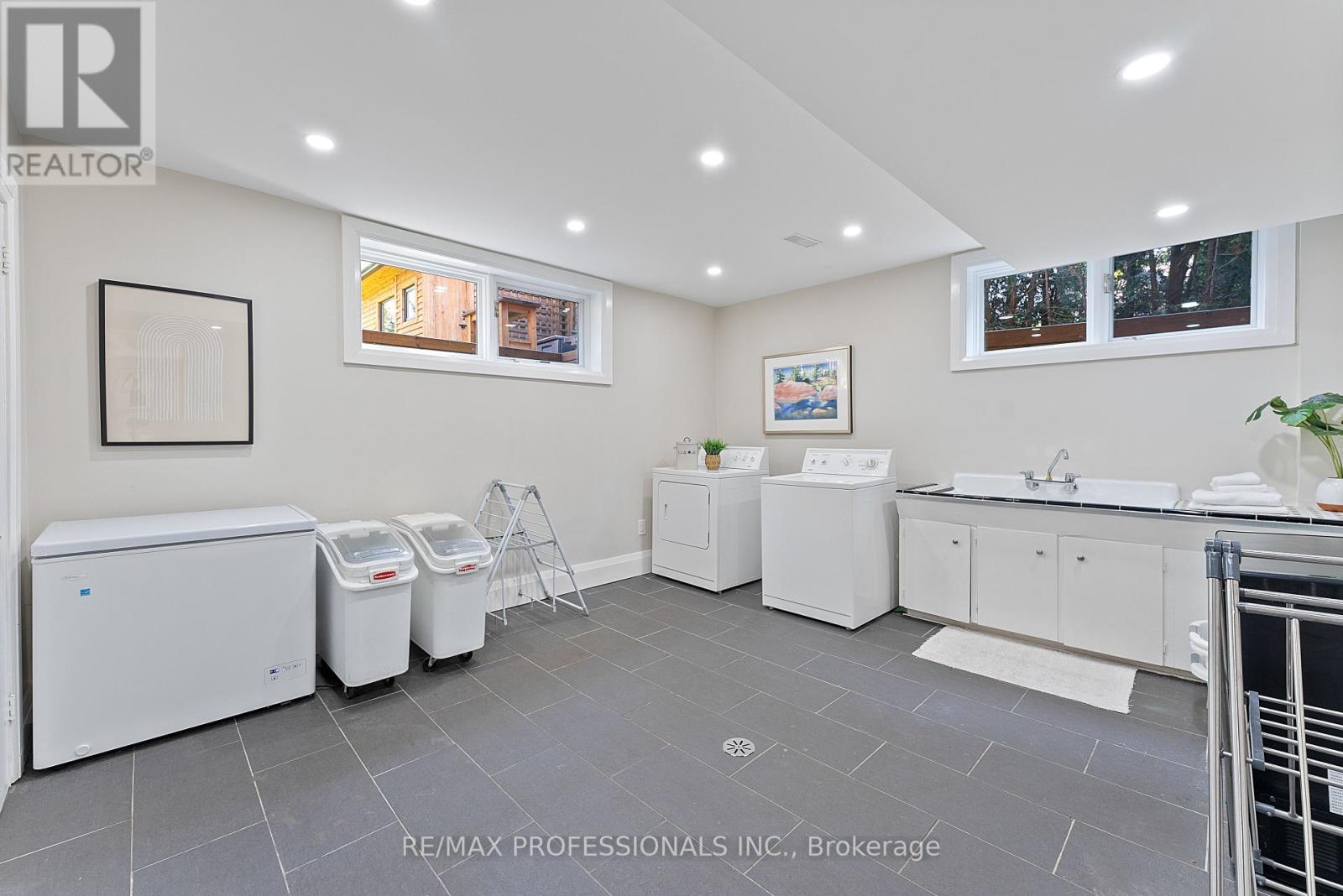 19 Palace Arch Drive, Toronto, Ontario  M9A 2R9 - Photo 34 - W12437132