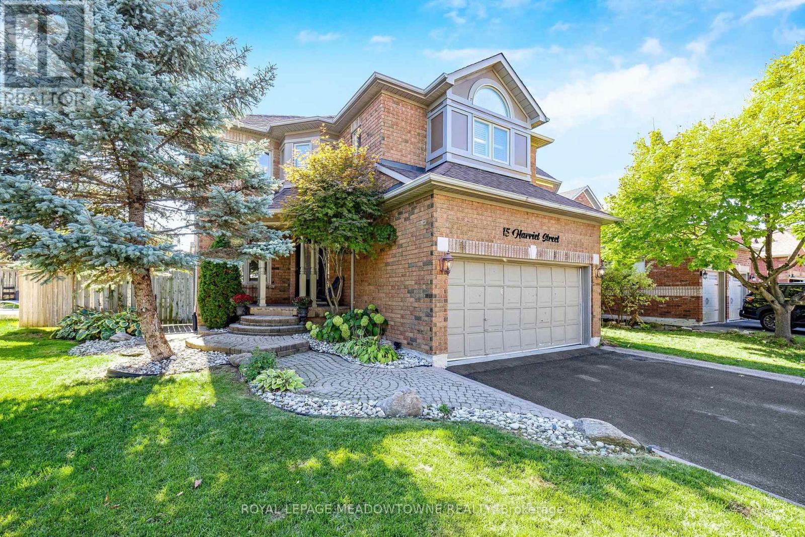 15 Harriet Street, Halton Hills, Ontario  L7G 5W4 - Photo 2 - W12437304