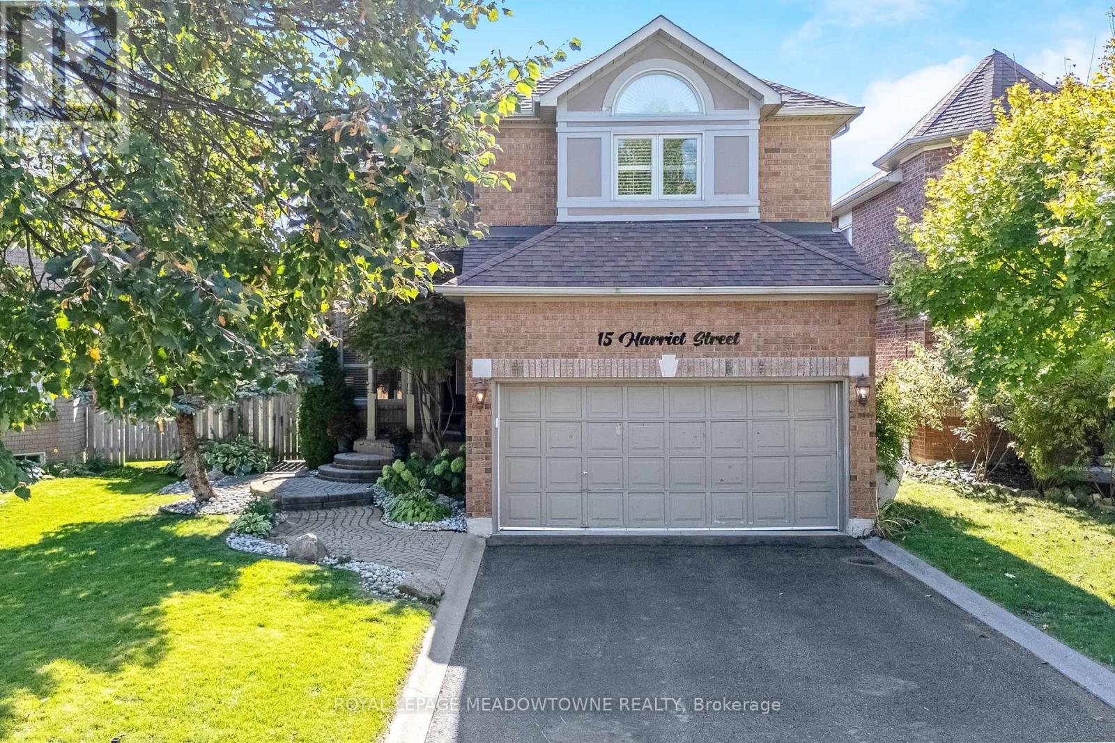 15 Harriet Street, Halton Hills, Ontario  L7G 5W4 - Photo 3 - W12437304