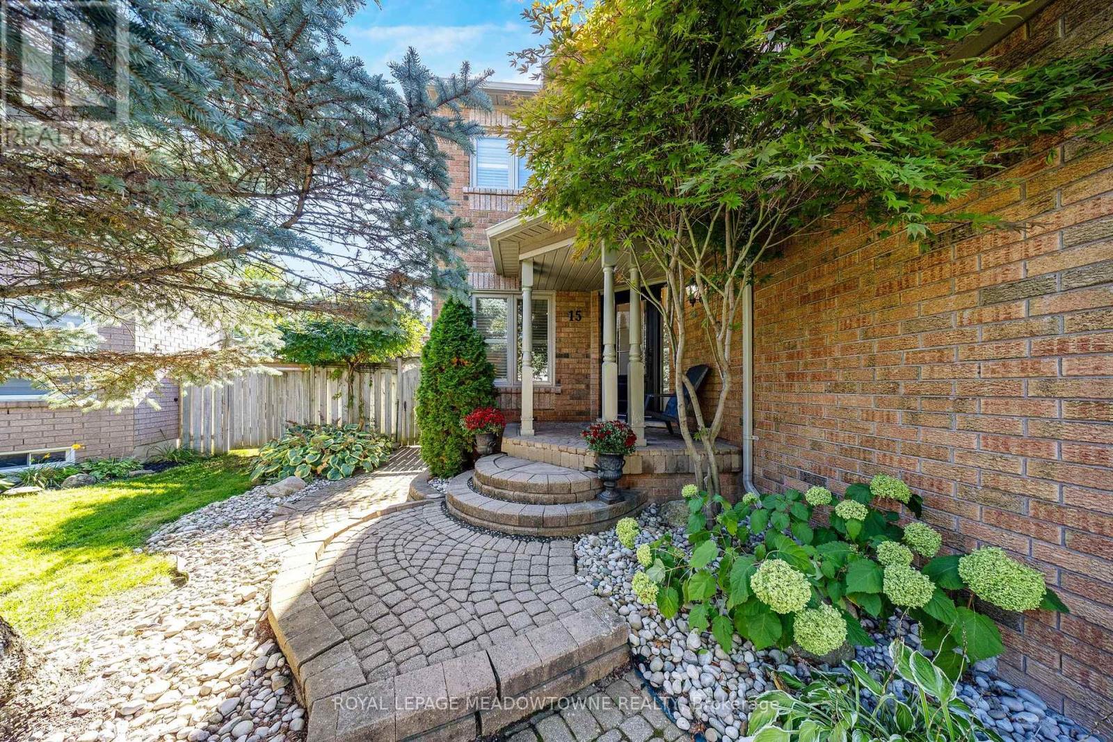 15 Harriet Street, Halton Hills, Ontario  L7G 5W4 - Photo 5 - W12437304