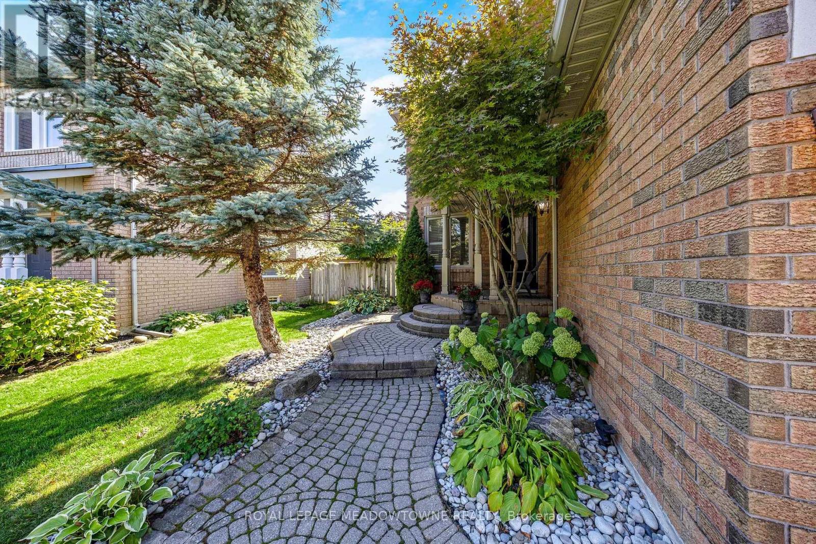 15 Harriet Street, Halton Hills, Ontario  L7G 5W4 - Photo 7 - W12437304