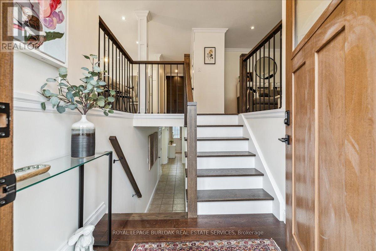 692 Catalina Crescent, Burlington, Ontario  L7L 5B8 - Photo 4 - W12437344