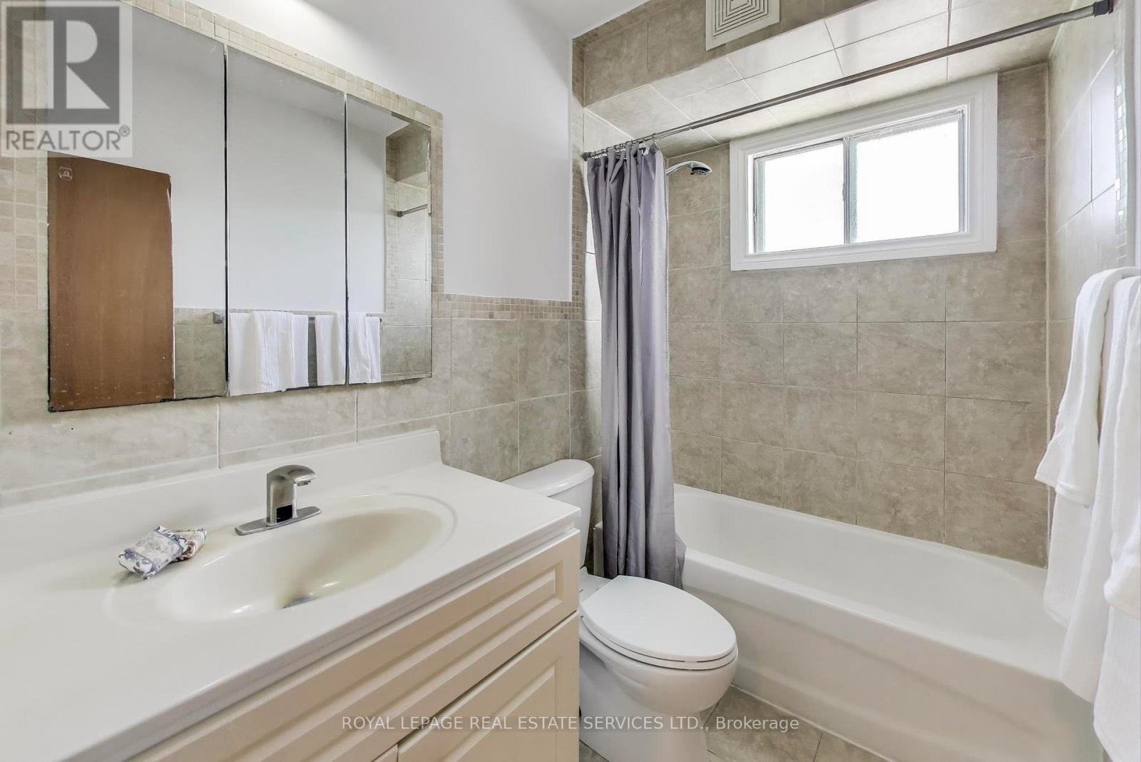 251 Driftwood Avenue, Toronto, Ontario  M3N 2N6 - Photo 15 - W12437384