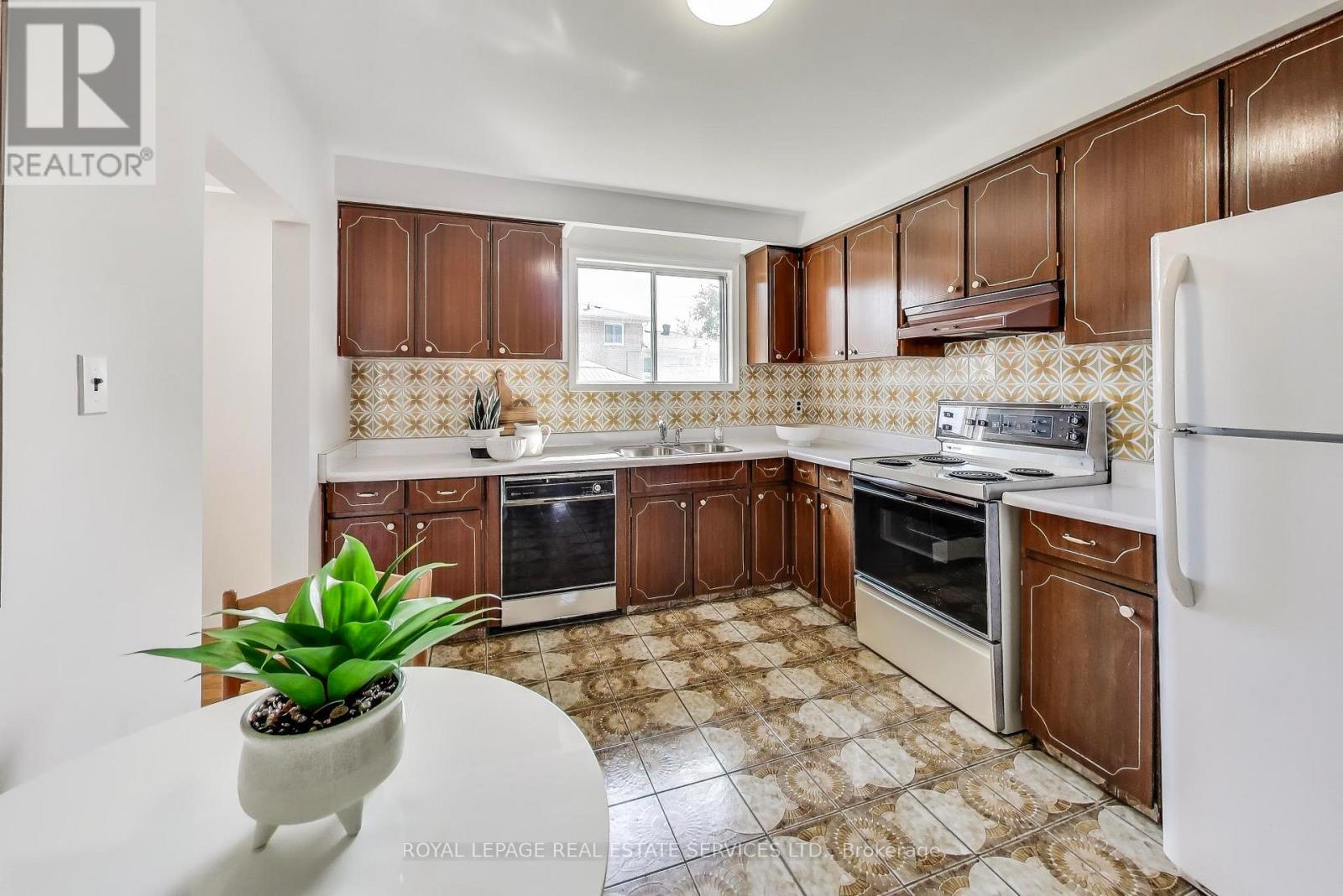 251 Driftwood Avenue, Toronto, Ontario  M3N 2N6 - Photo 6 - W12437384