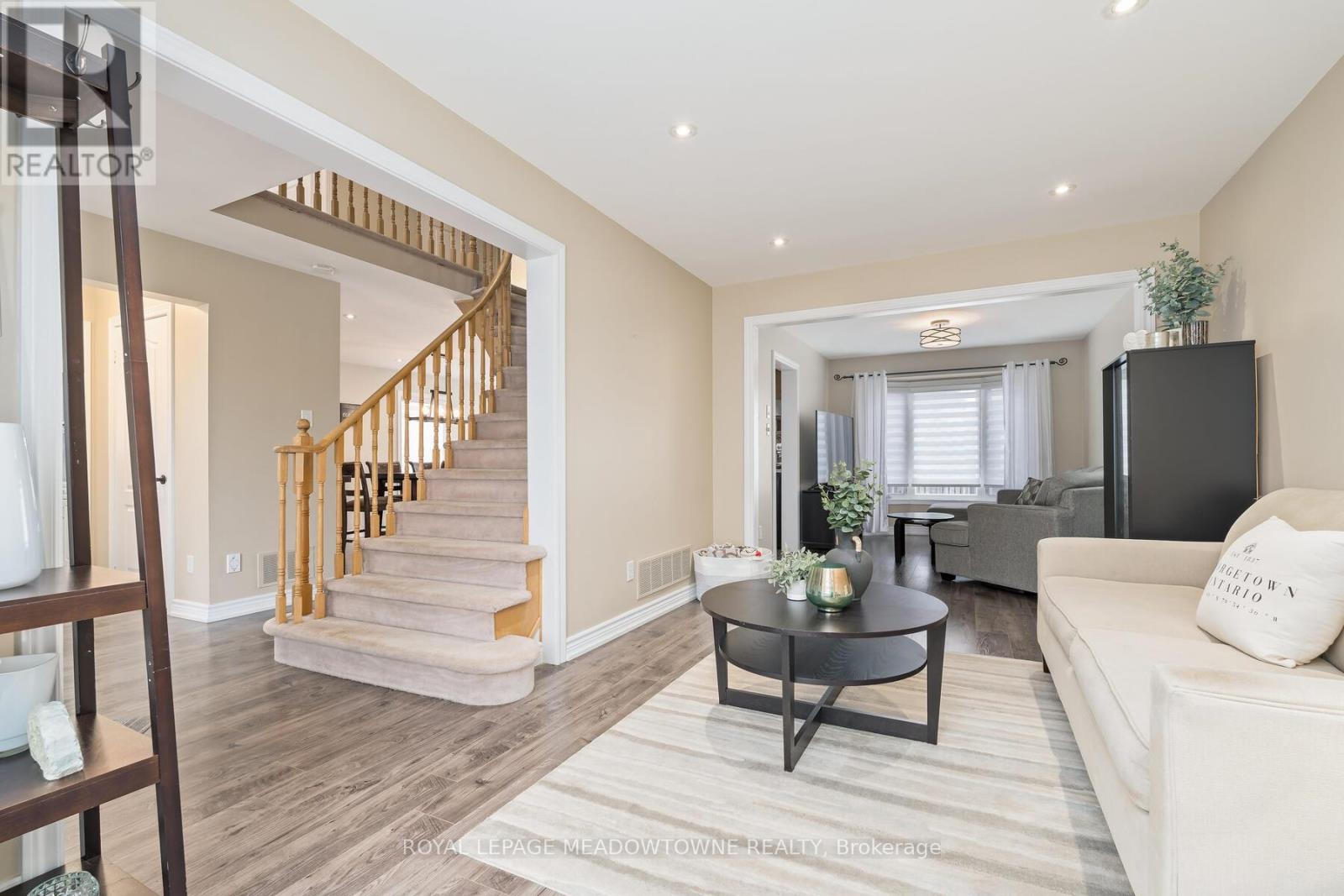 16 Chester Crescent, Halton Hills (Georgetown), Ontario  L7G 5W4 - Photo 10 - W12437388
